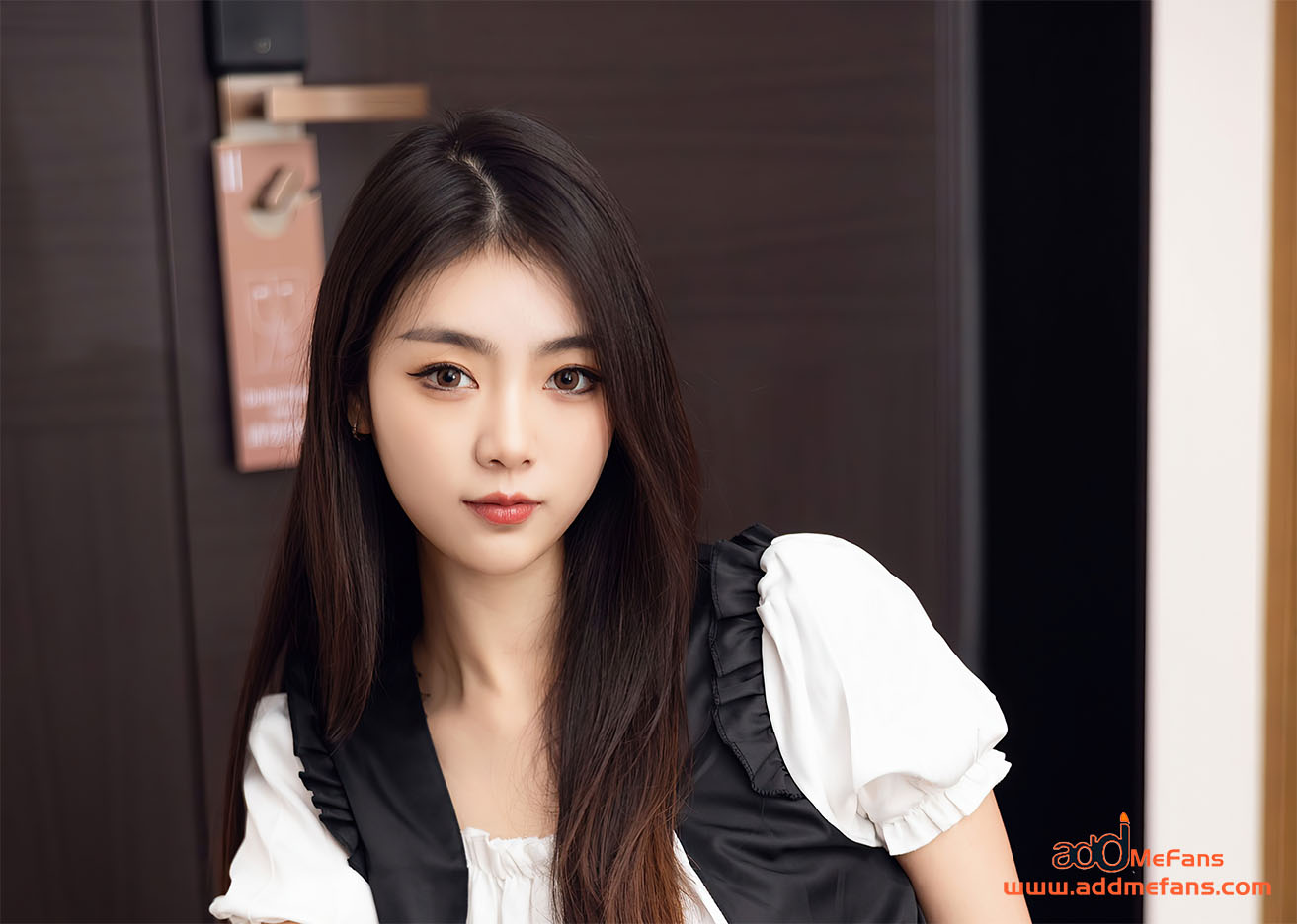 [xiuren秀人网] VOL.5706 可樂Vicky 黑丝美腿 [60P 496M]