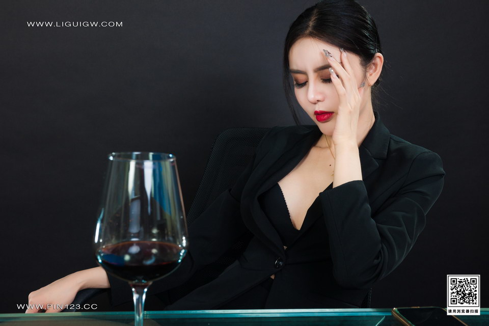 [Ligui丽柜丝足写真]2023.10.02 凉儿 合同陷阱-上[45+1P58M]