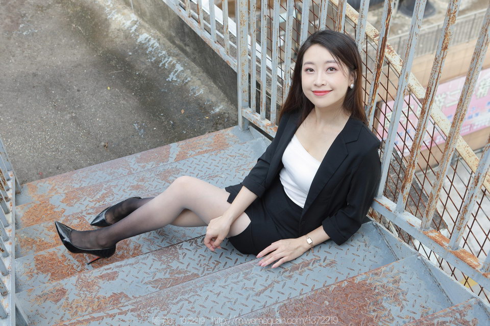 [IESS异思趣向]2023.09.28 丝享家 NO.1545 小婕《黑白灰渐变》[82P113M]