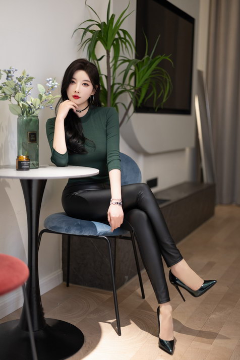 秀人杨晨晨 高跟肉丝无内 白色丝袜[110P720M]